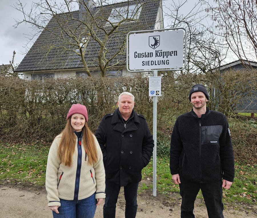 http://Jana-Tarnowski-Bgm-Tade-Peetz-und-Dennis-Rindermann-vor-dem-neuen-Siedlungsschild-in-Neuheikendorf-min.jpg