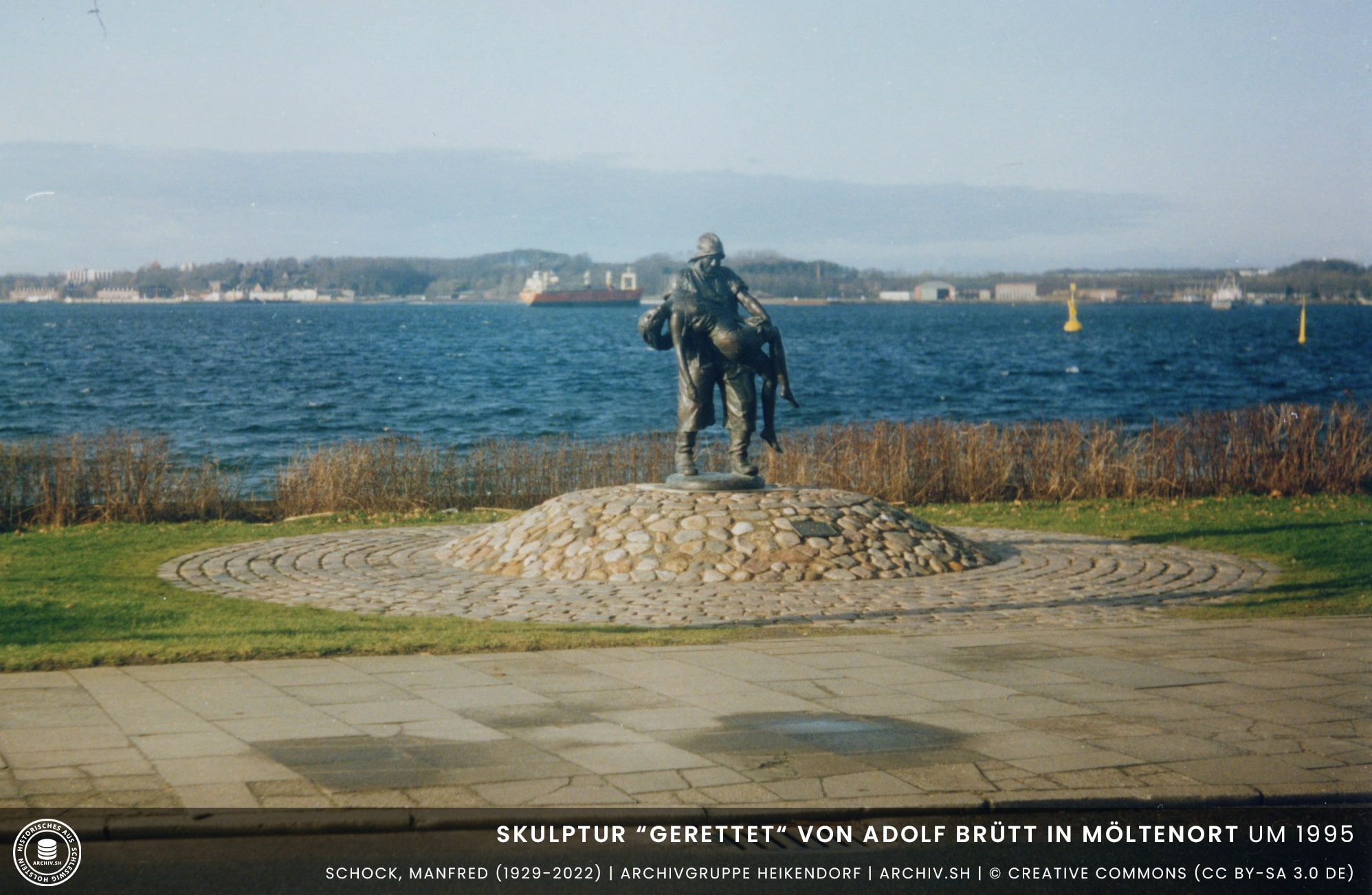 Strandweg-Skulptur-Gerettet-von-Adolf-Brütt-in-Möltenort-um-1995-min