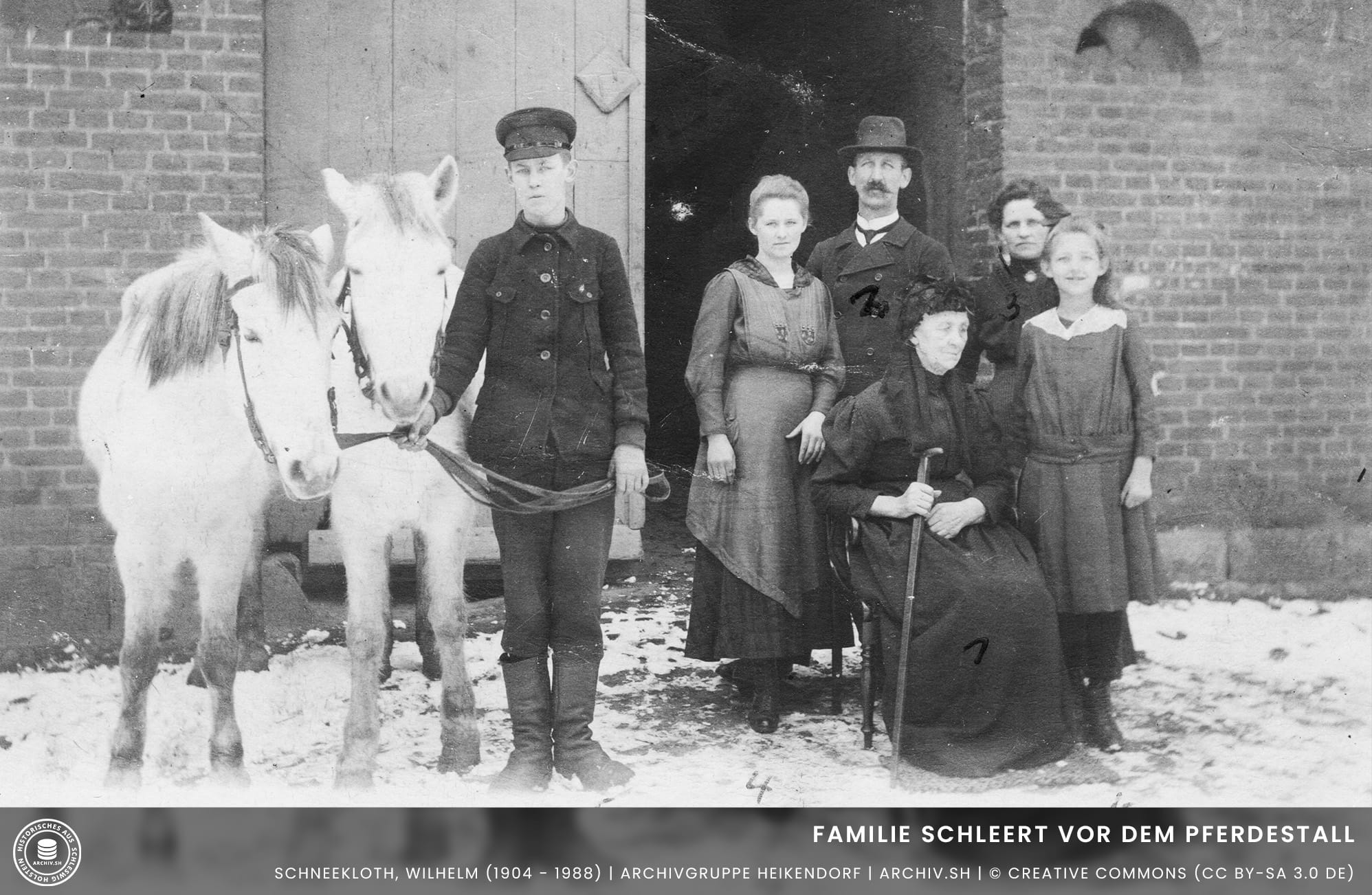 Familie-Schleert-vor-dem-Pferdestall