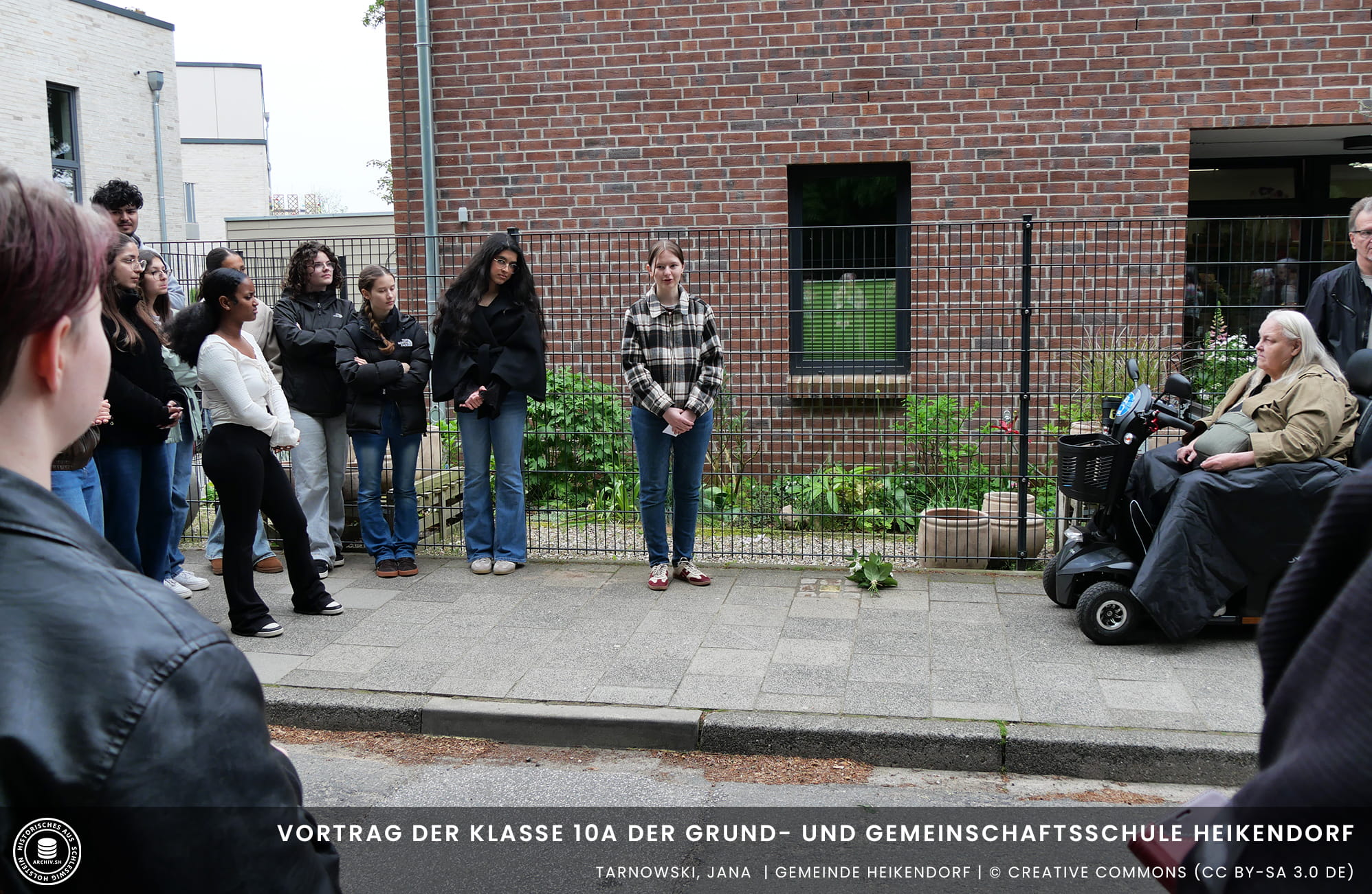 Stolpersteinverlegung-Vortrag-der-Klasse-10a-der-Grund-und-Gemeinschaftsschule