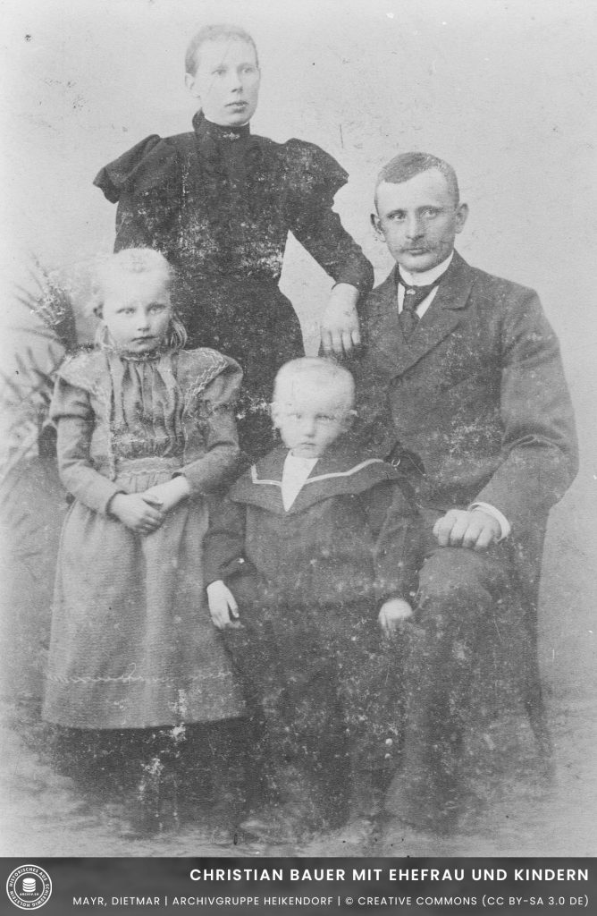 Neuheikendorfer-Weg-138-Christian-Bauer-mit-Ehefrau-und-Kindern